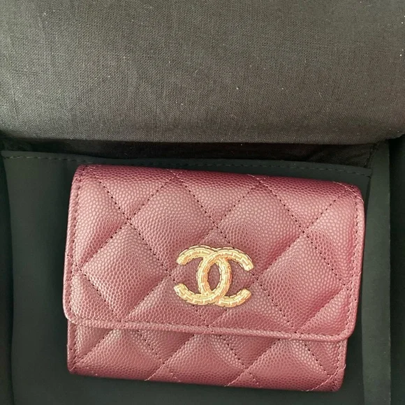 Chanel Red Quilted Wallet with Iconic CC Logo - Picture 2 of 9